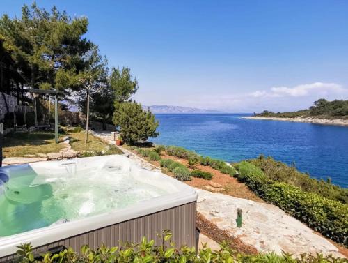 Cove Basina (Jelsa) Apartment | Bay House Rosohotnica