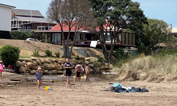 Russell House | Bay of Islands Beachfront - All Tide Swimming, Kayaks, WiFi - Tapeka del Mar