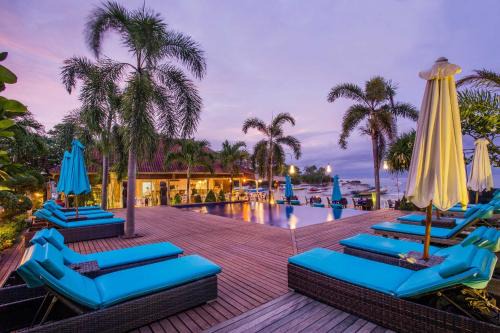 Mushroom Bay Resort | Bay Shore Huts