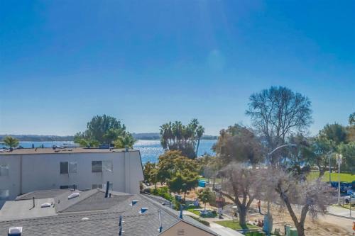 Crown Point House | Bay View Dream - Steps to Bay, Rooftop Patio & AC