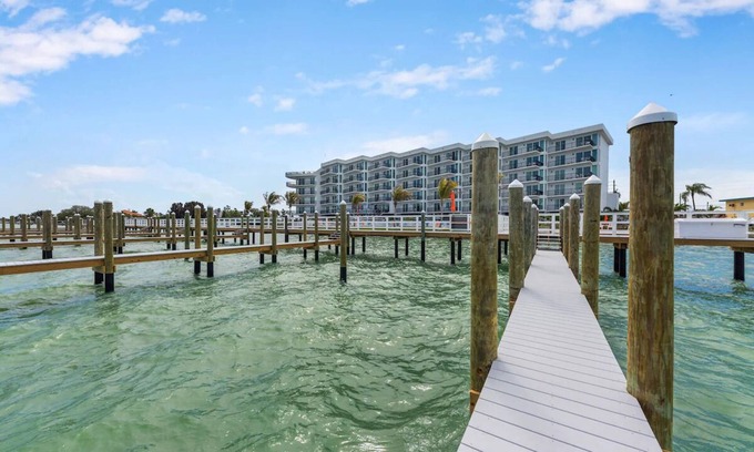 Treasure Island Hotel | Bayfront Charm in Treasure Island – 3 Stylish Suites Close to the Sand