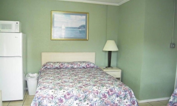 Fulton House | Bayfront Cottage Room 17