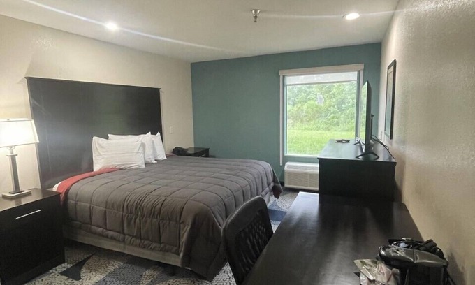 Iowa Hotel | Baymont by Wyndham Iowa Lake Charles
