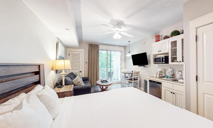 Baytowne Wharf Hotel | Baytowne Wharf - Pilot House #323