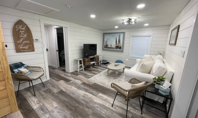 Ono Island House | Bayview Cheerful Cottage-4 min from the beach! Pet friendly!