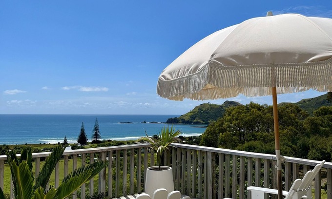 Tryphena House | Bazza's Beach House
