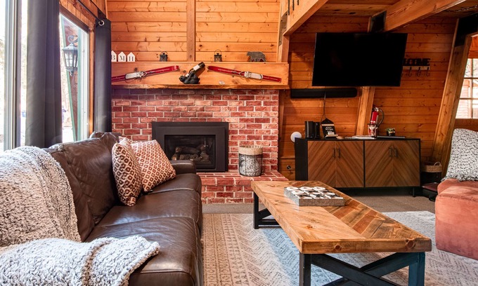 Big Bear City Cabin | BB LAKE<3 Miles Hottub ArcadeGM Poker Firepit BBQ