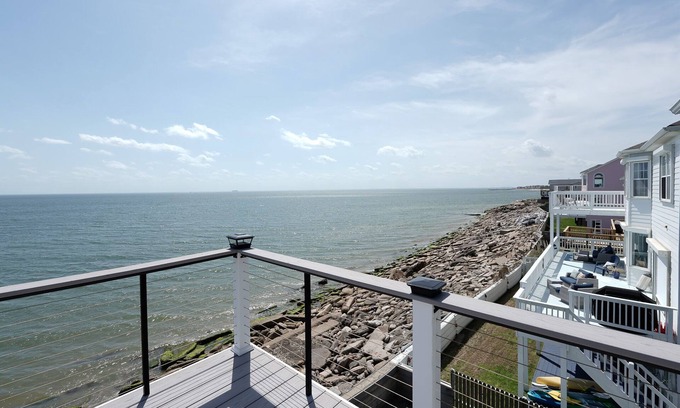 Fox Hill - Grandview House | BEACH ACCESS LUX ISLAND PROPERTY - FAMILY GAME ROOM - 15 MIN WALK TO THE BEACH