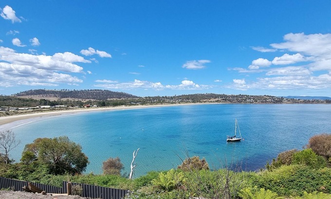 Primrose Sands House | Beach bliss with panoramic viewsnEntire home in Primrose Sands, Australia