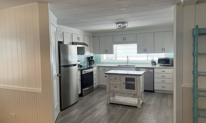 South Venice House | Beach Bound 2 Bedroom in Beautiful 55+ Community!