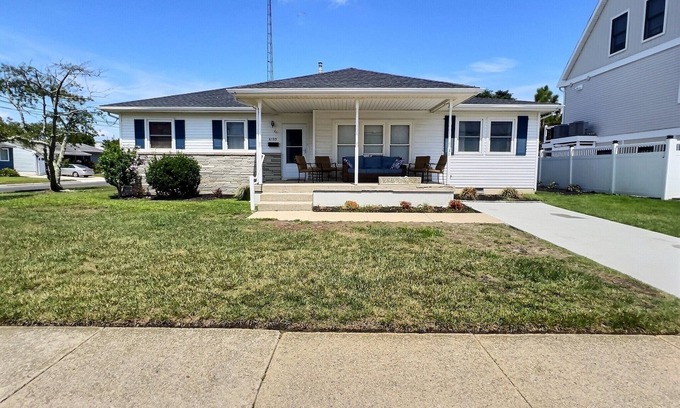 Ventnor City House | Beach Bungalow w/Waterfront View. Short Walk to Shops, Restaurants and Beaches