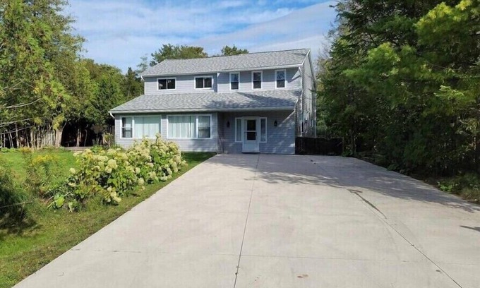 Sauble Beach Cottage | Beach Cottage, walking distance to Sauble. 3 bedroom, 2 bath