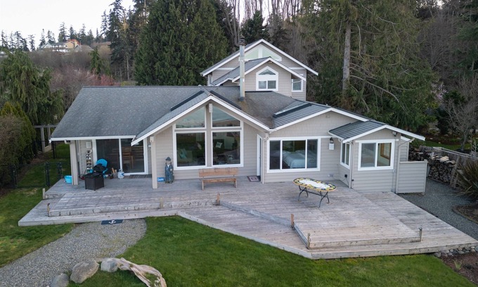 Kingston House | Beach Cove: 3 Bdrm, 2 Bath with Beach Access