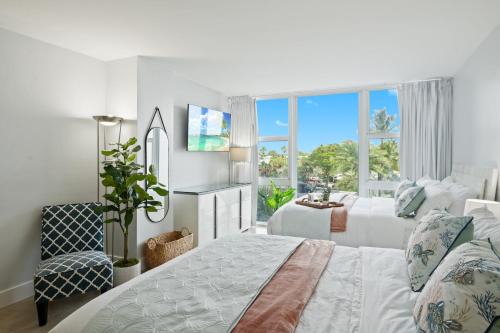 Galt Mile Apartment | Beach Front 2 Bed Condo - Pool & Tiki Bar