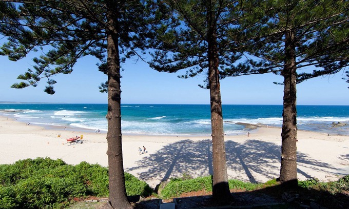 Blue Bay Apartment | BEACH FRONT PROPERTY 180 DEGREE VIEWS WITH BEACH AT YOUR DOOR STEP!