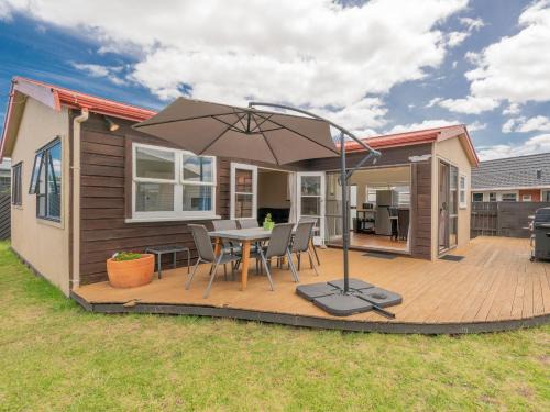 Whangamata House | Beach House on Hetherington - Whangamata Home