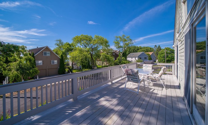Bonnet Shores House | Beach House with Deck - Walk to Bonnet Shores/Kelly BeachnMulti-Week Discount