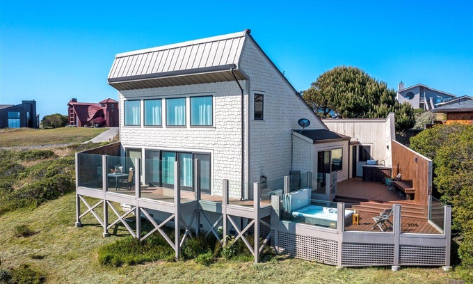 Dillon Beach House | Beach Nest-Happy & Bright Ocean Cottage! VIEWS! Sauna/HtTb/PoolTble/Pup/WiFi