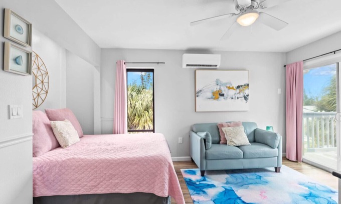 Siesta Key Village Ski Chalet | Beach Rd, 300ft to Beach Access & 500ft to Siesta Key Village, Studio
