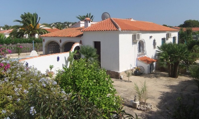 Costa Nova House | Beach Sea and Sunshine Lovely private house with pool, flat garden and sleeps 8