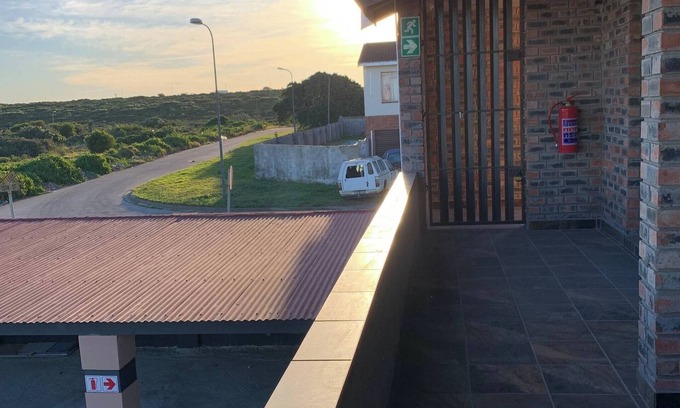 Motherwell Bed & Breakfast | Beach view, en-suite bedroom