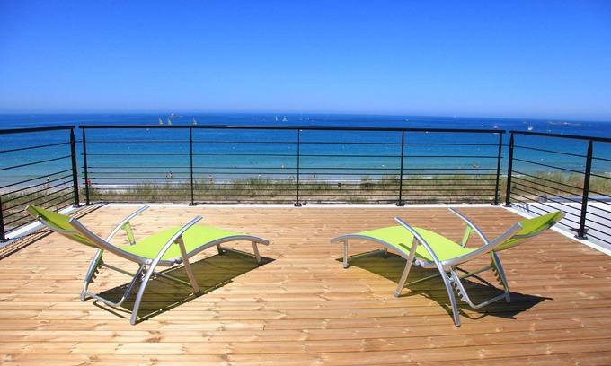 Plouescat House | Beach villa in Plouescat, superb sea view, feet in the water