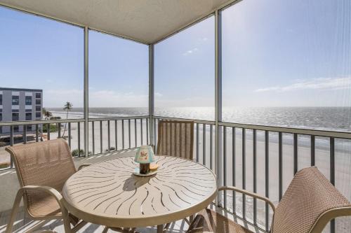 Fort Myers Beach Apartment | Beach Villas #401 - 250 Estero Blvd condo