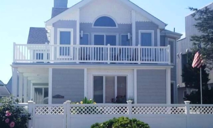Gardens House | Beachblock, Ocean View, Private Pool, Grill & More!