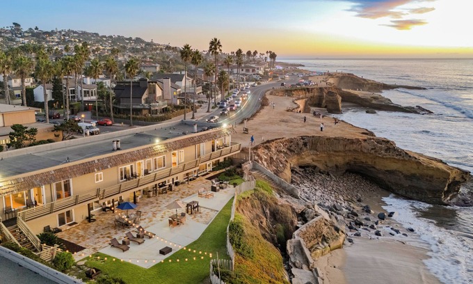 Sunset Cliffs House | Beachcliff 4 by AvantStay | 4BDR Oceanview Condo!