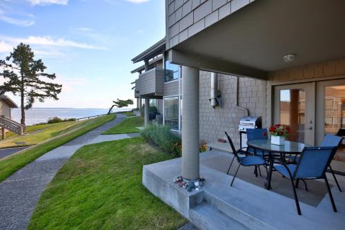 Freeland House | Beachfront Condo - Mutiny Bay by AvantStay Views