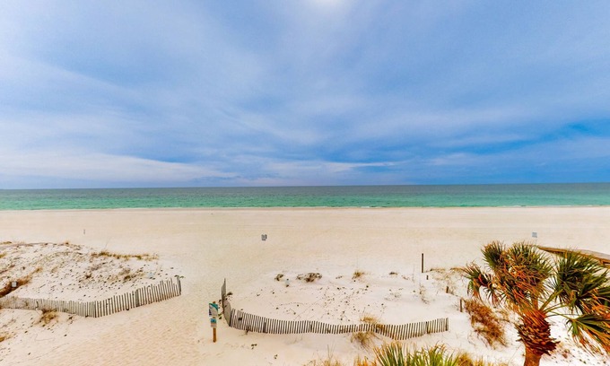 Gulf Shores Condo | Beachfront condo with pool, hot tub, beach access & full kitchen