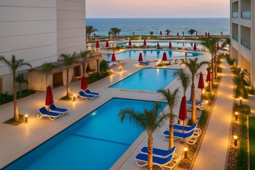 Al-Manasrah Ski Chalet | Beachfront Chalet in Porto Said with Pool Garde