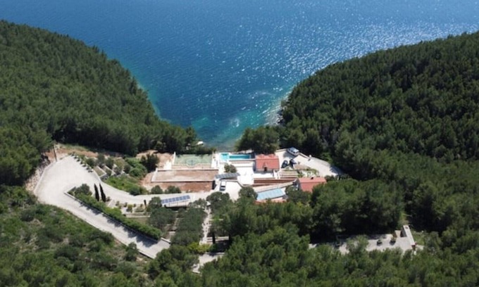 Kobas Villa | Beachfront family paradise with pools & kayak/boat & playground, TOP PRIVACY!