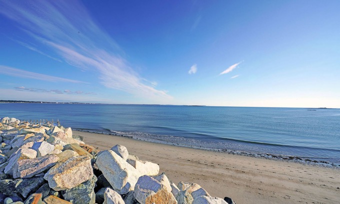 Camp Ellis House | Beachfront Family Retreat Cottage and Carriage House