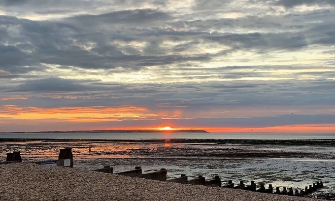Whitstable Apartment | Beachfront Retreat With Panoramic Views Of The Bay