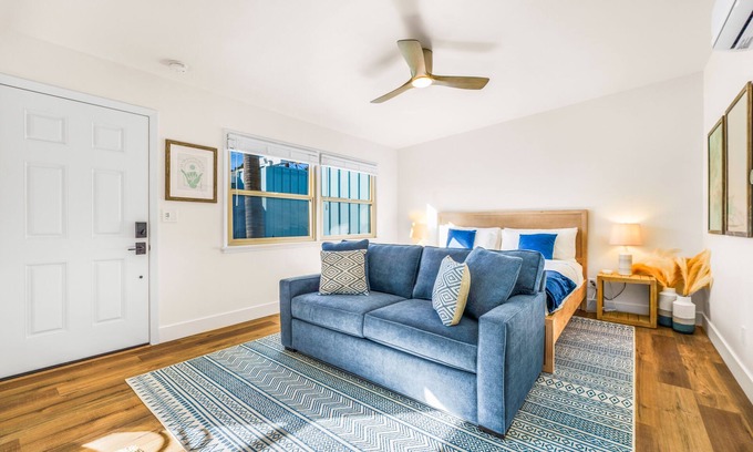 Crown Point Apartment | Beachside Bungalow: Large Studio with AC 2 Blocks to Beach