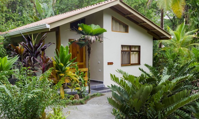 Pavones Apartment | Beachside Guest Bugalow with Shared Pool at La Ponderosa