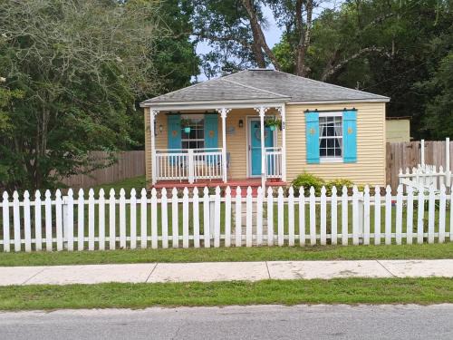 Warrington House | Beachy pet & family friendly cottage close to NAS no pet fee