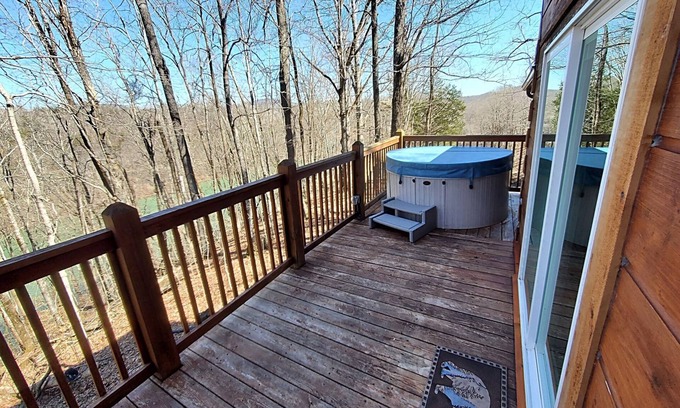 Byrdstown Cabin | Bear Footin' - Cheerful 8 BR /4 Bath w/hot tub!