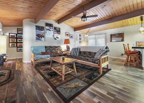 Three Rivers House | Bear Hollow by Sequoia National Park