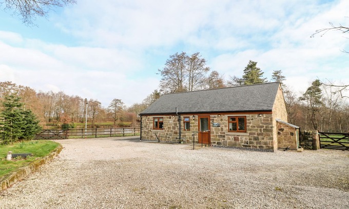 Crich Cottage | BEAR LAKE LODGE, pet friendly, with a garden in Belper
