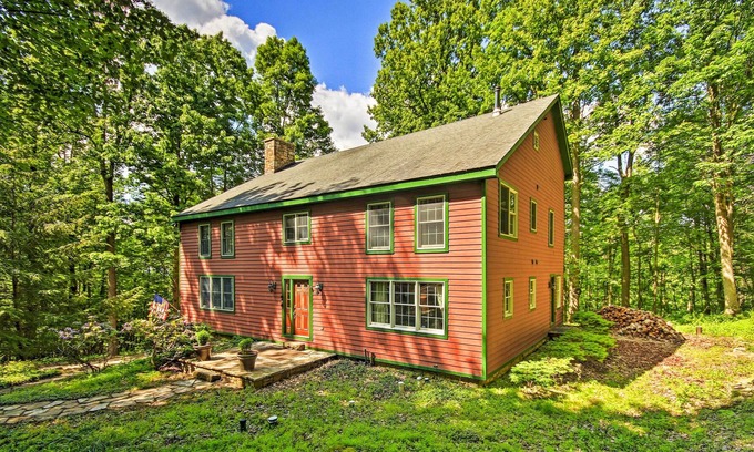 Acme House | 'Bear's Eye View' - Mountain Retreat w/ Hot Tub!