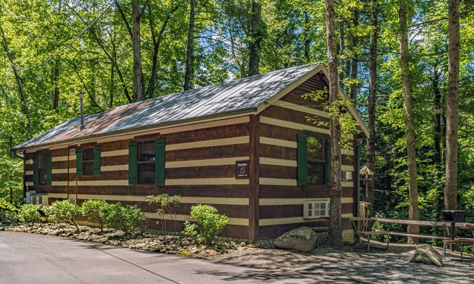 Gatlinburg Cabin | Bearadise: Beautiful Stream-Side Cabin Only Minutes from Gatlinburg Strip