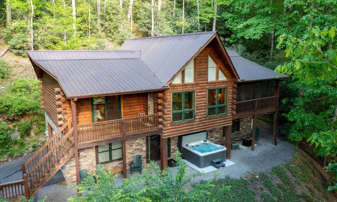 Burnsville Cabin | Bearadise Mtn Lodge! Hot Tub+Fire-Pit, Grill, WiFi, Golfing, Hiking & Fishing!