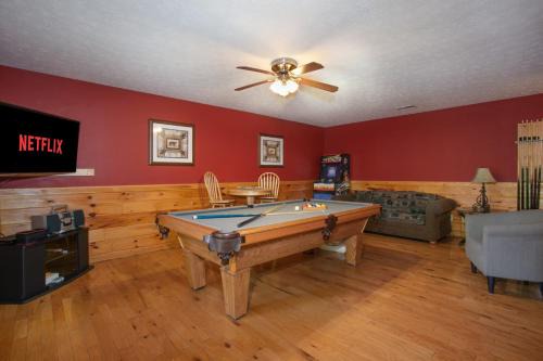Black Bear Falls House | Bears Corner w/Hot Tub, Arcade & Community Pool!