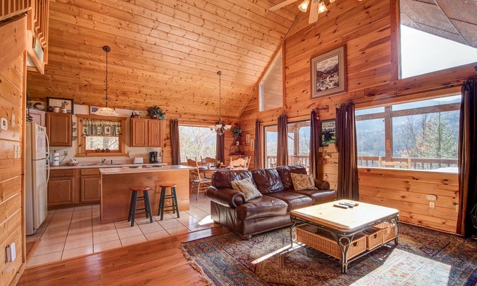 Gatlinburg - Pigeon Forge Villa | Bearway to Heaven by Jackson Mountain Homes