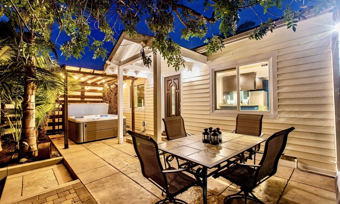 Hillcrest House | BEATIFUL ZEN VILLA IN HILLCREST! Gated AC HotTub Paring KingBed
