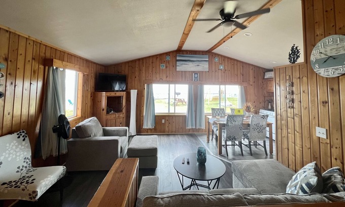 Oscoda Cabin | Beautiful lakefront Two Bedroom