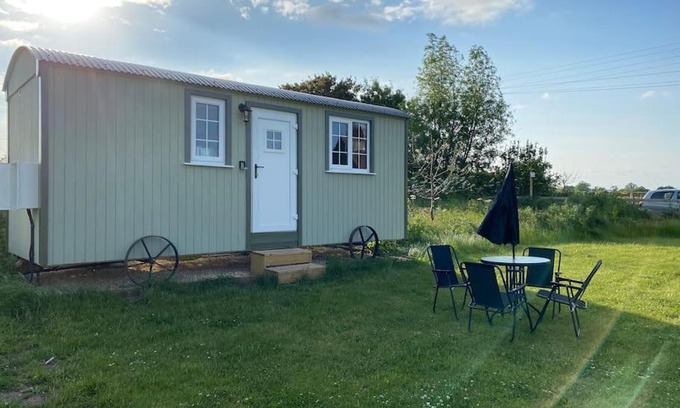Uckington Apartment | Beautiful 1 Bed Shepherd Hut in Warwickshire