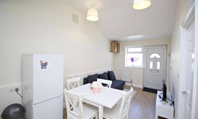 William Morris House | Beautiful 1 bedroom flat 7 minutes walk away from Blackhorse Road Station.